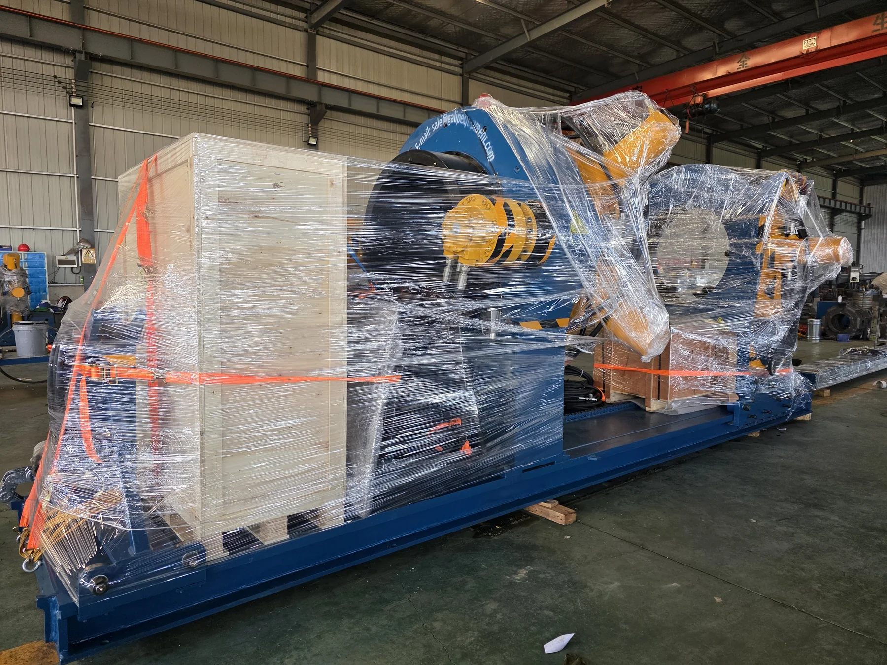What Do Tubular Running Services Do, and What Do They Leave for the Yard? 1 GALIP bucking unit with blue and yellow heads, wrapped and packed with its accessories for dispatch