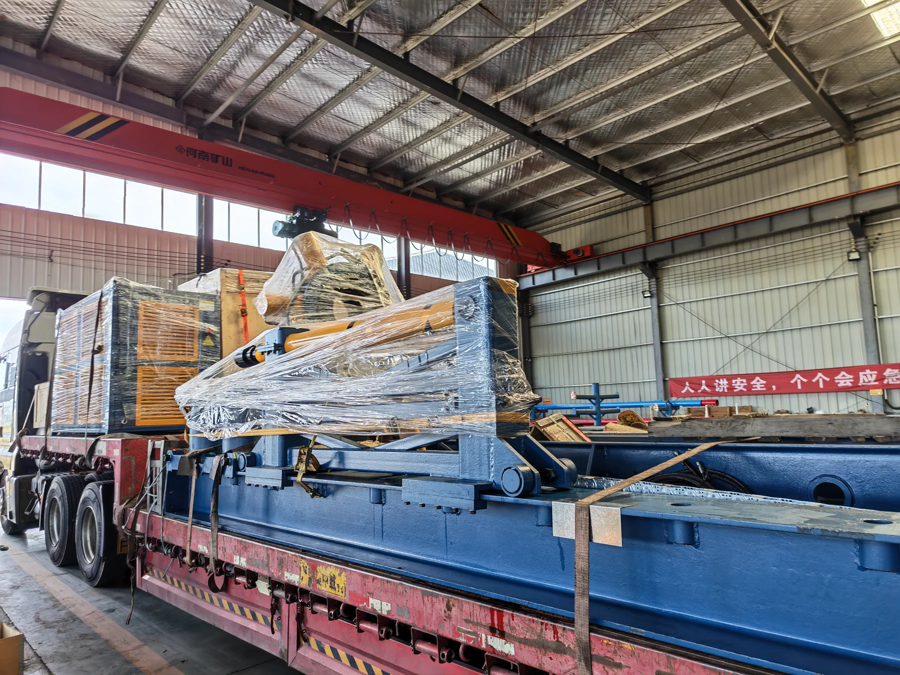 Drilling Rig Components and Types: The Five Systems, Land and Offshore Rigs, and the Yard Behind Every One of Them 3 Hydraulic bucking unit with its control cabinet strapped on a flatbed truck for shipment to a drilling contractor