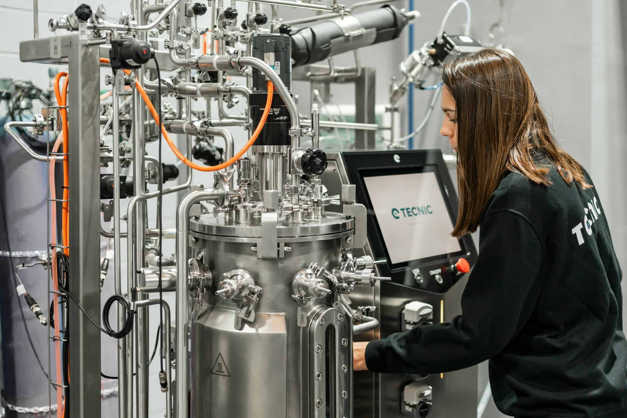 Connection traceability in oilfield operations shown on an industrial touchscreen interface during a controlled process.