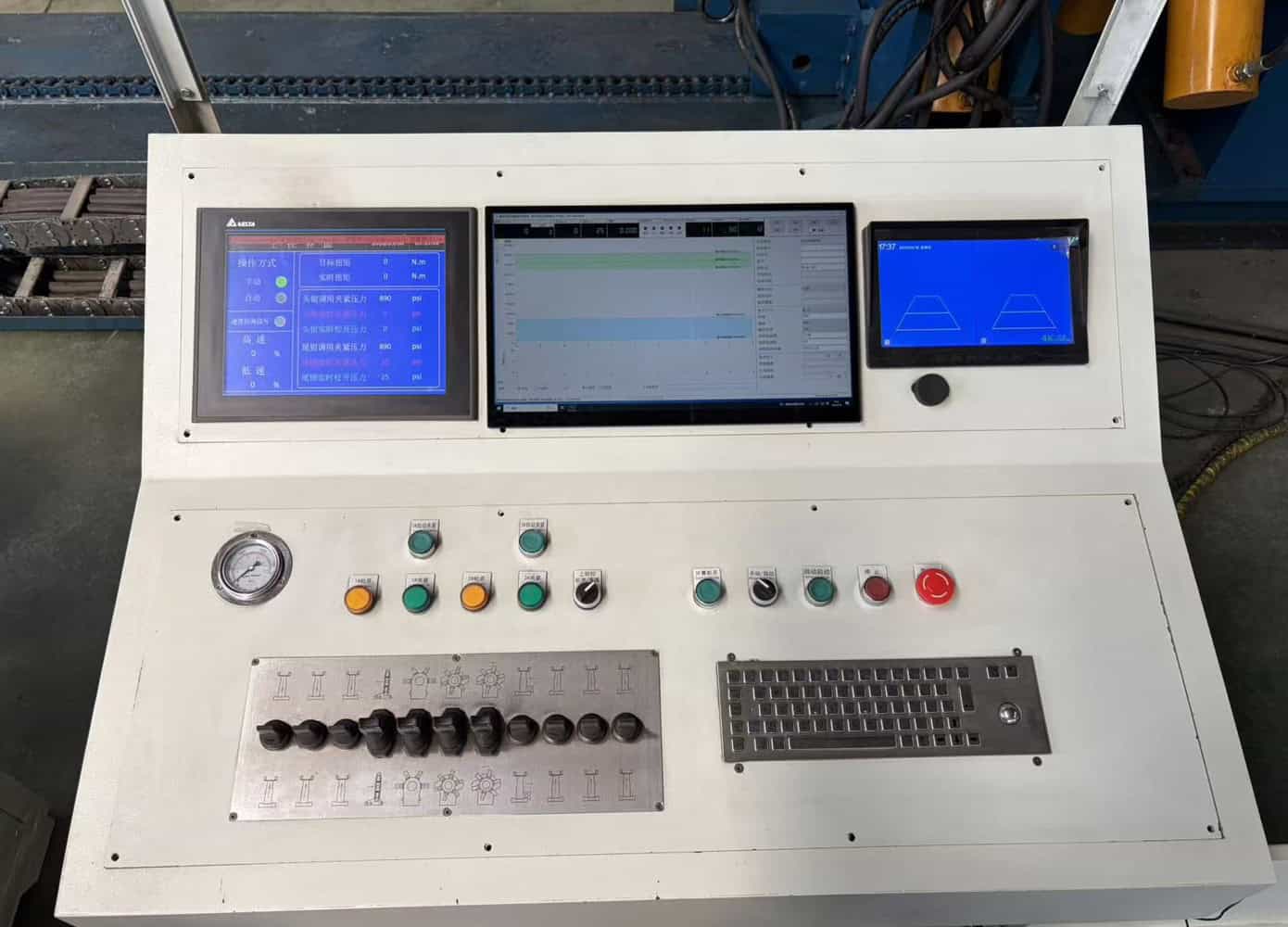Bucking Unit Acceptance Checklist: FAT, Commissioning & First-Job Sign-Off 1 Galip bucking unit control console showing dual HMI screens, real-time torque-turn graph, push-button operator panel and integrated keyboard for FAT acceptance