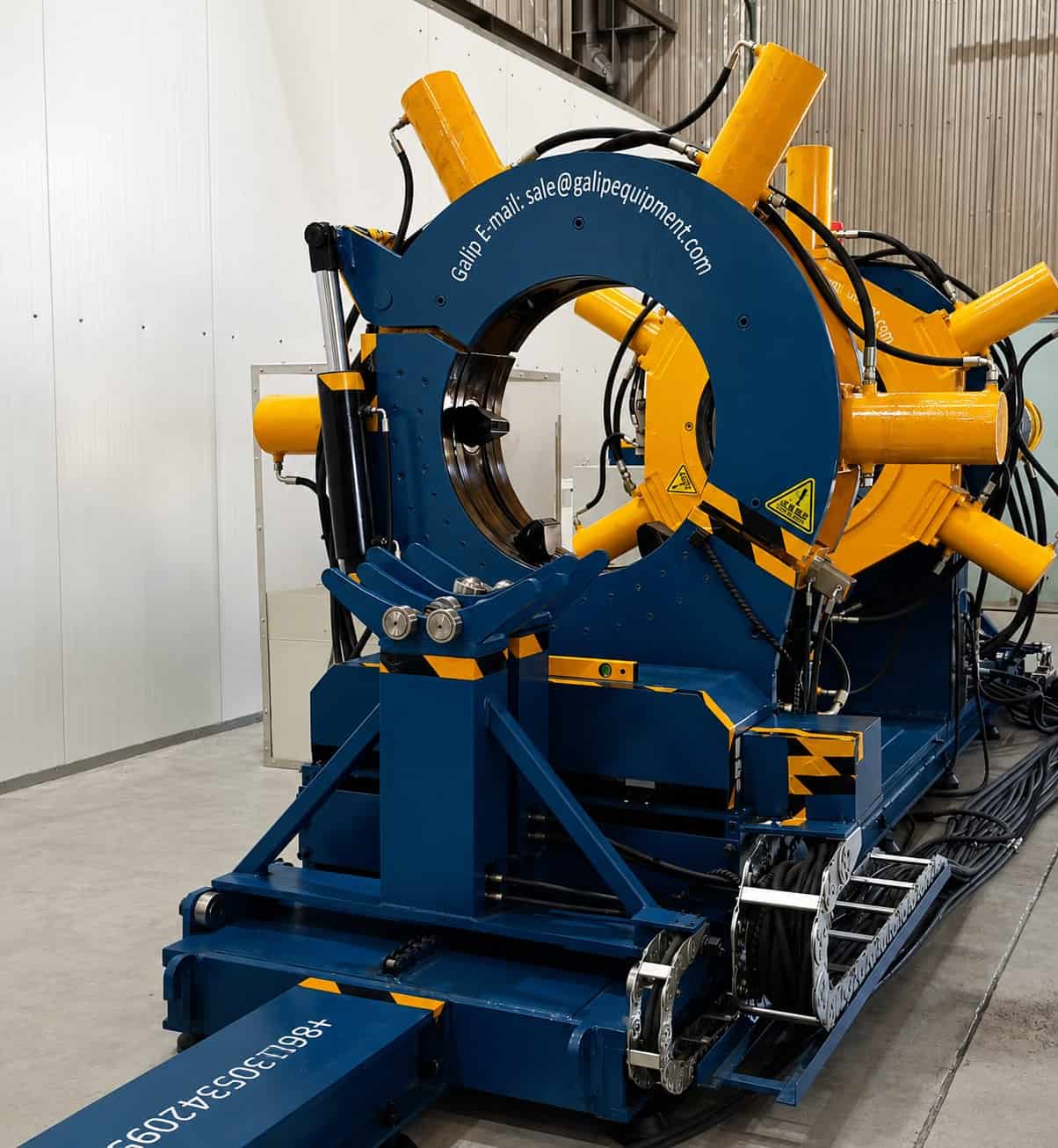 Torque Monitoring for OCTG Pipes: A Practical QA Guide 3 Hydraulic bucking unit with control station on the Galip shop floor for monitored OCTG make-up.
