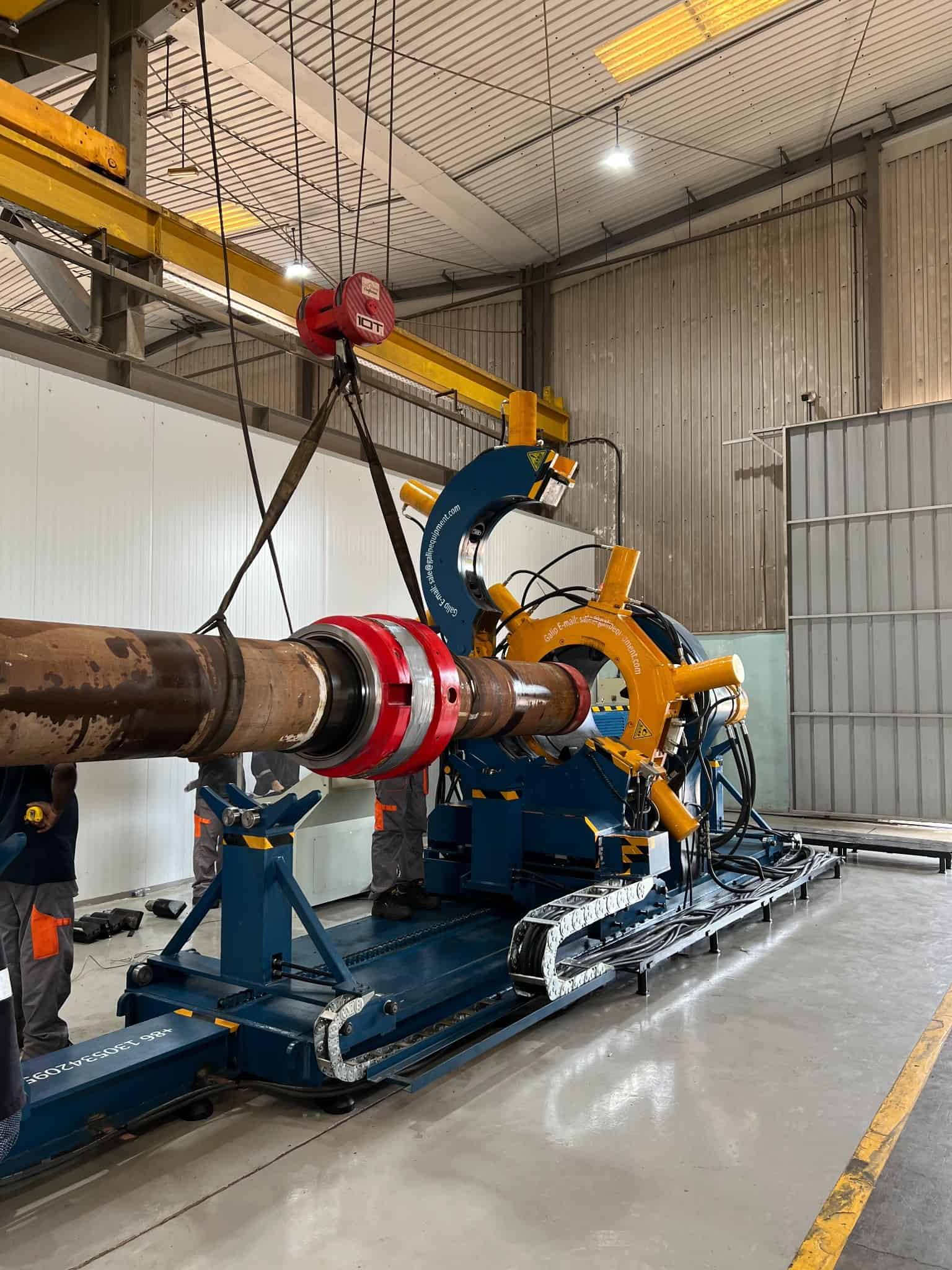 Bucking Unit Pipe Loading: Crane, Support, Alignment, and Operator Flow 3 Oilfield drilling equipment with casing pipe and robotic handling system.
