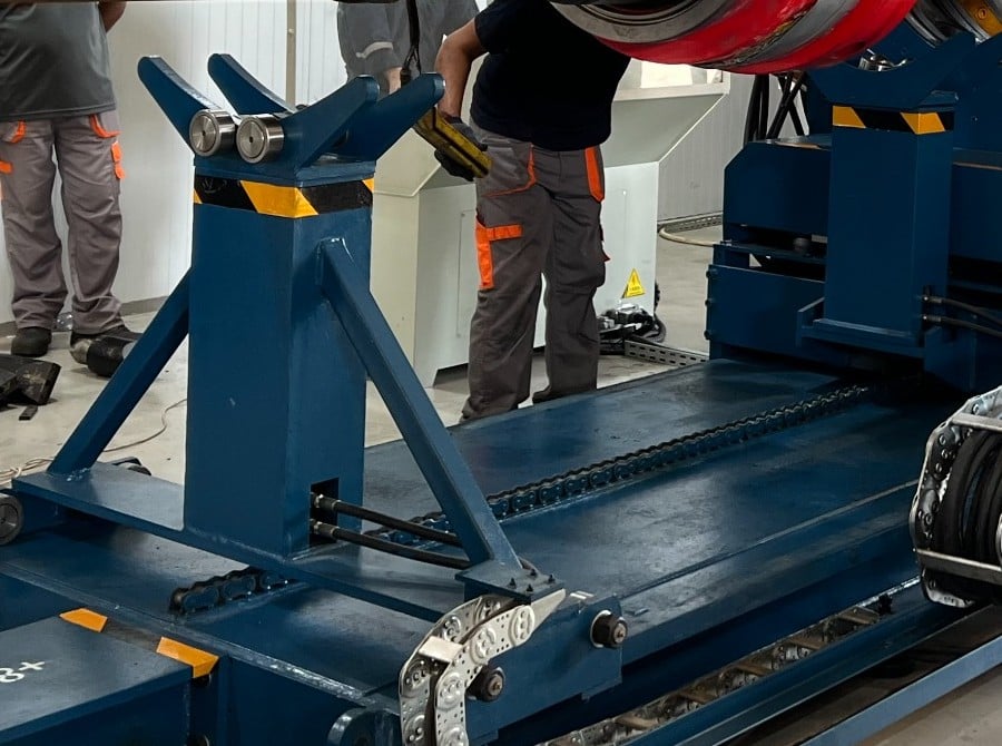 Bucking Unit Pipe Loading: Crane, Support, Alignment, and Operator Flow 4 Roller support stand carrying the tubular before bucking unit pipe loading and clamping