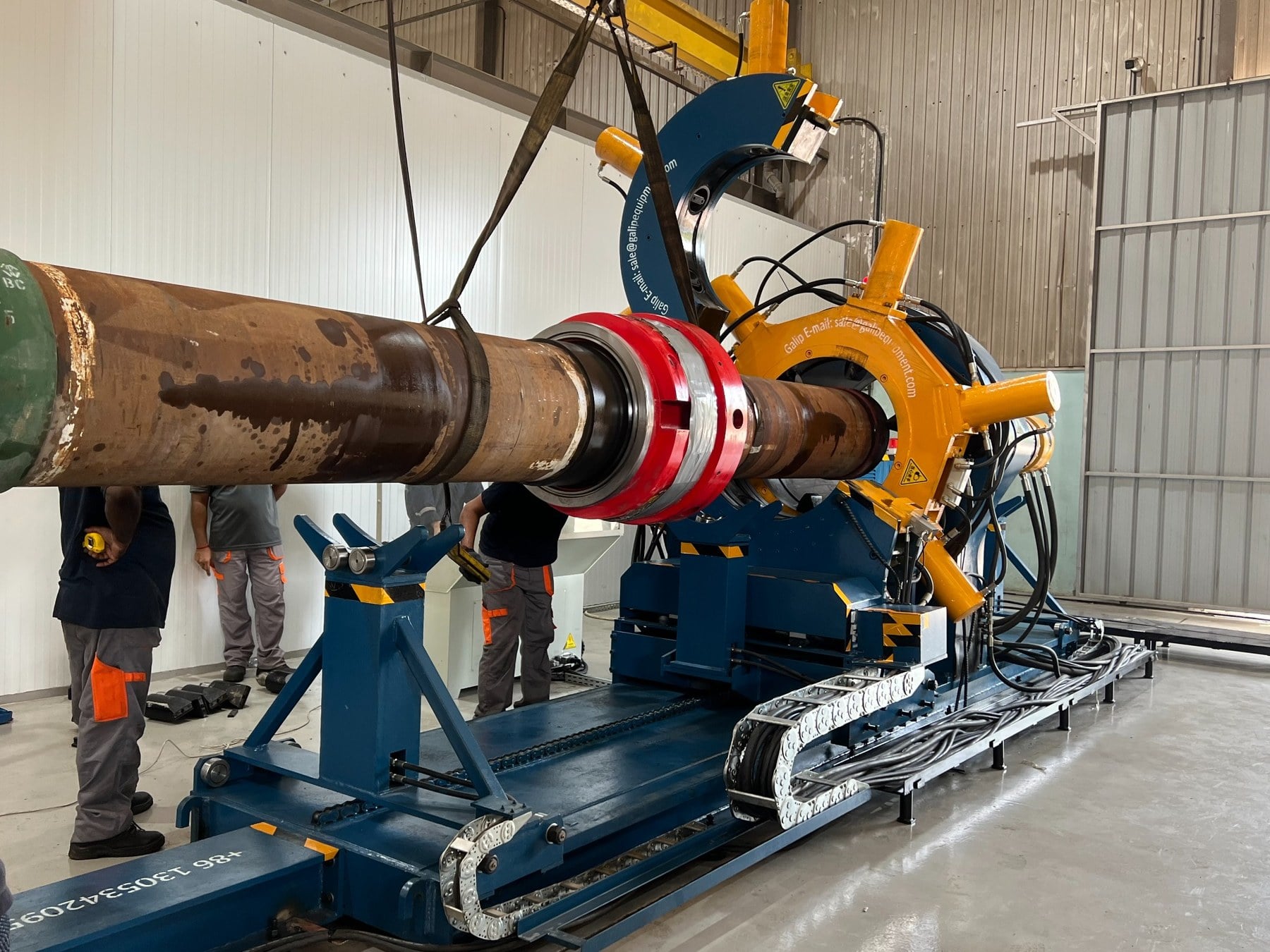 Bucking Unit Pipe Loading: Crane, Support, Alignment, and Operator Flow 5 Shoulder and connection area kept visible during bucking unit pipe loading