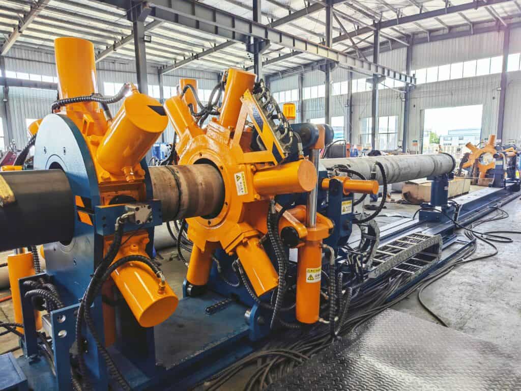 Bucking Unit vs Power Tong: Which One Belongs in a Workshop? 1 Bucking unit vs power tong: Galip hydraulic bucking unit work cell with pipe loaded in the workshop