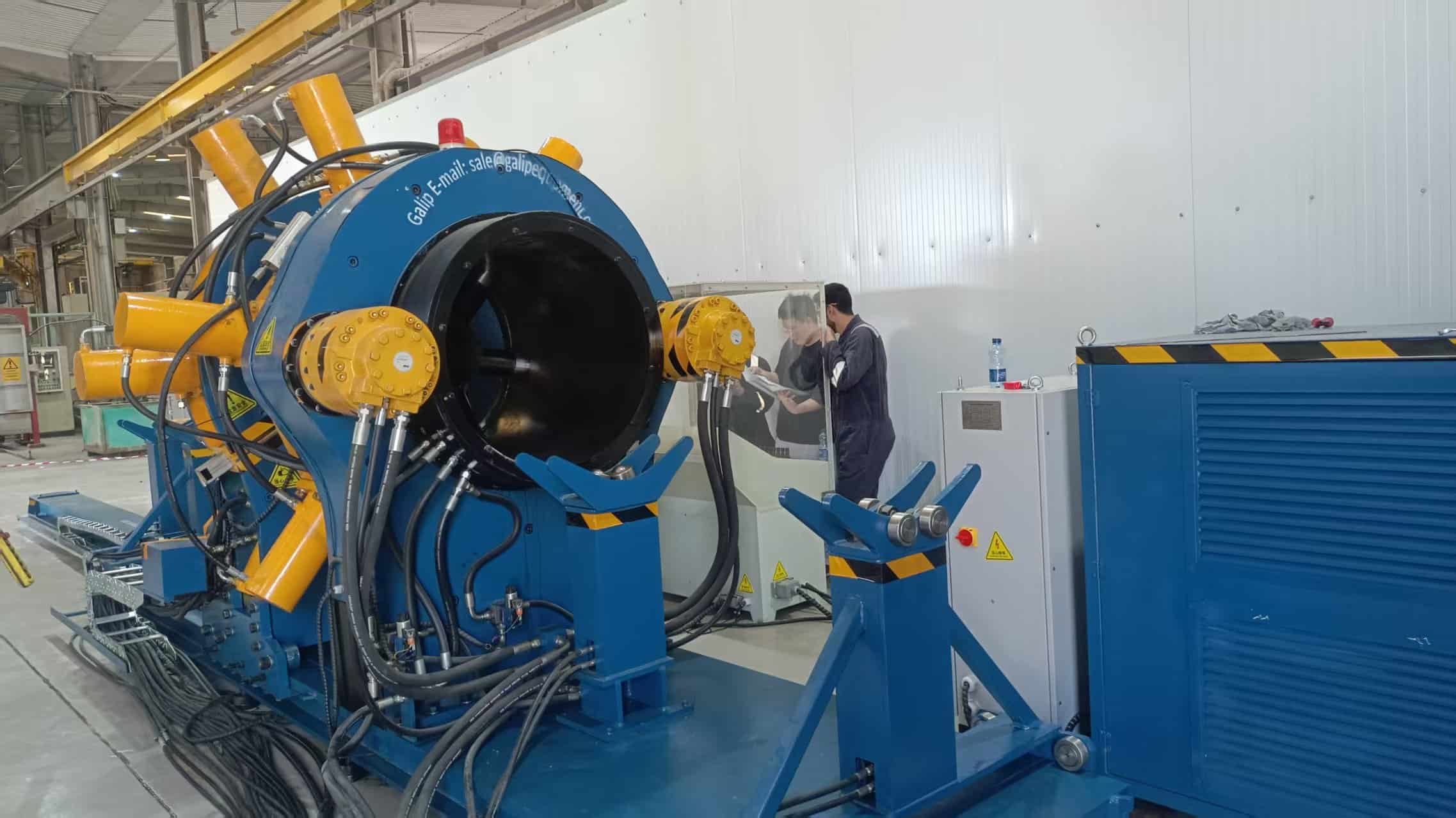 What Is Breakout Force? Why It Runs Higher Than Make-Up Torque 3 Operator checking the hydraulic head and clamp jaws of a Galip breakout unit before a break-out cycle