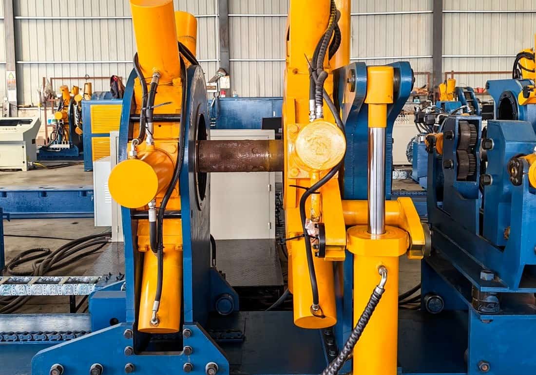 Casing Coupling Make-Up: 12 Controls for OCTG Threading Shops 2 Tubular supported between hydraulic torque-machine assemblies before controlled coupling make-up.