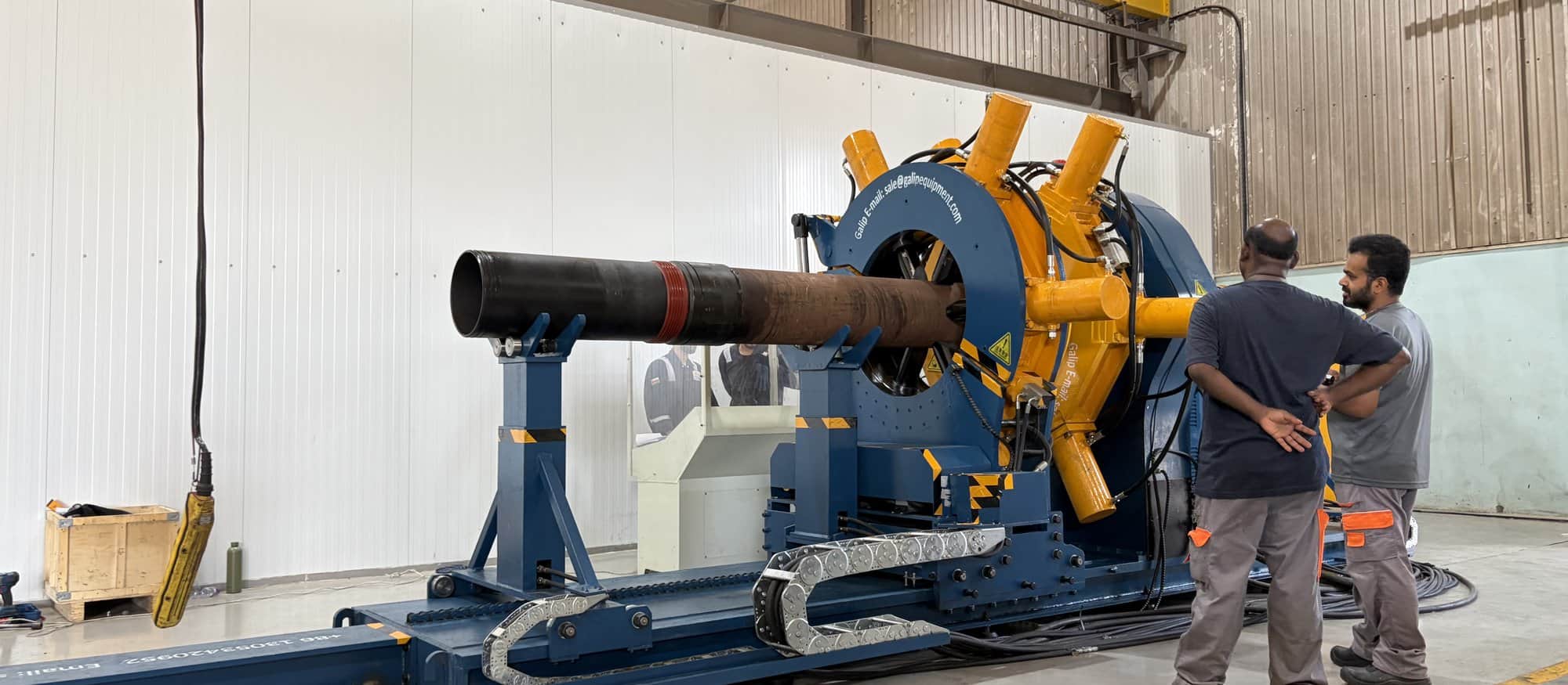 Galip Equipment engineers discussing a make-up job at a hydraulic bucking unit