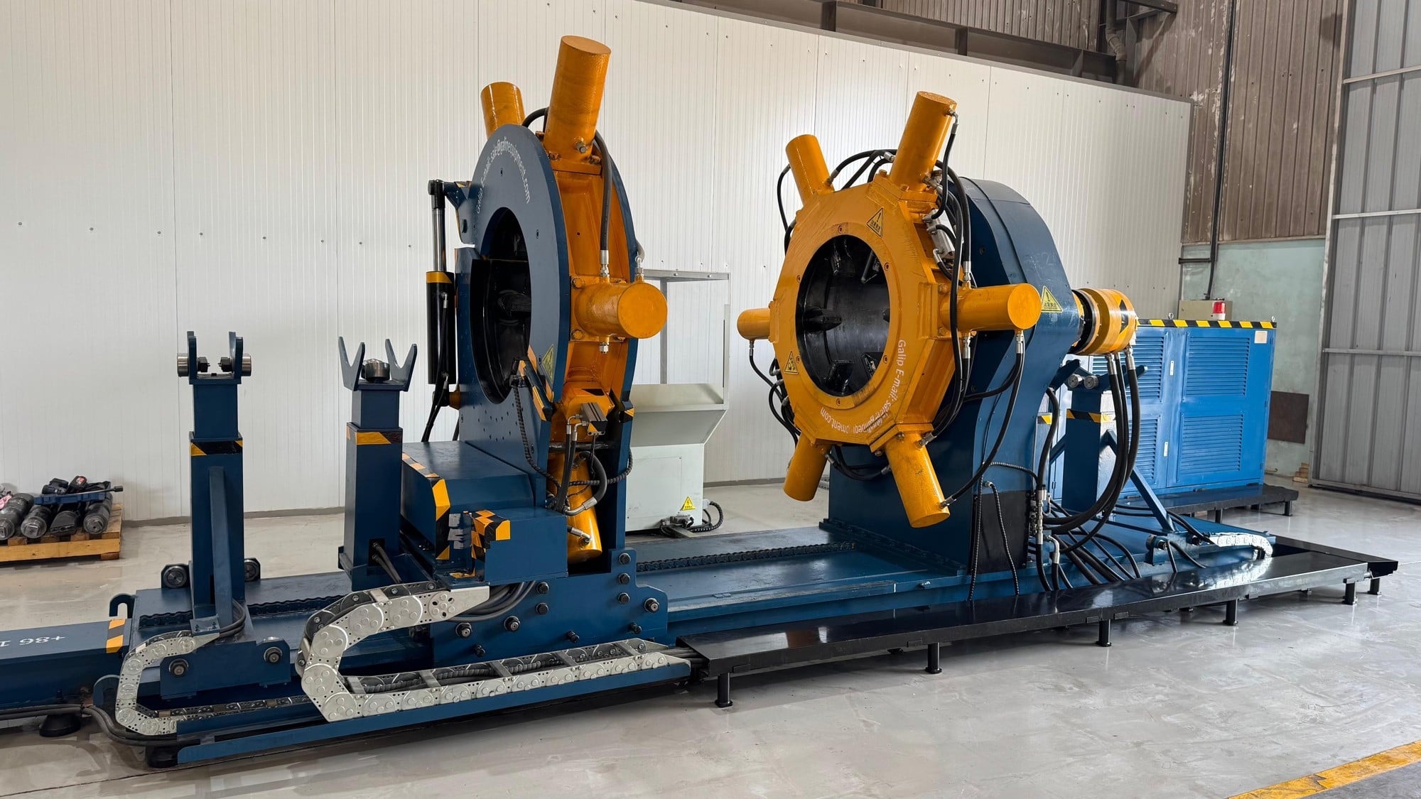 Drilling Rig Components and Types: The Five Systems, Land and Offshore Rigs, and the Yard Behind Every One of Them 1 Hydraulic bucking unit with two heads and hydraulic power unit installed as a make and break bench in a drilling contractor's yard workshop